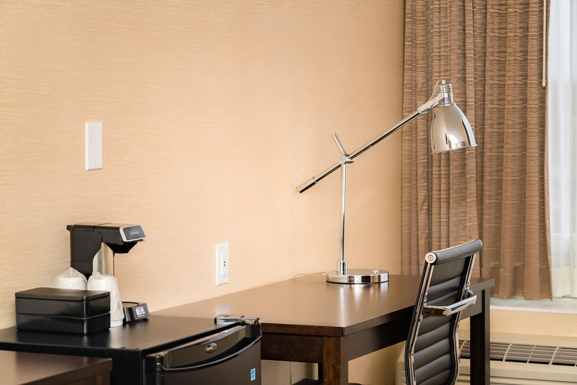 Ramada By Wyndham Niagara Falls Near The Falls Екстериор снимка
