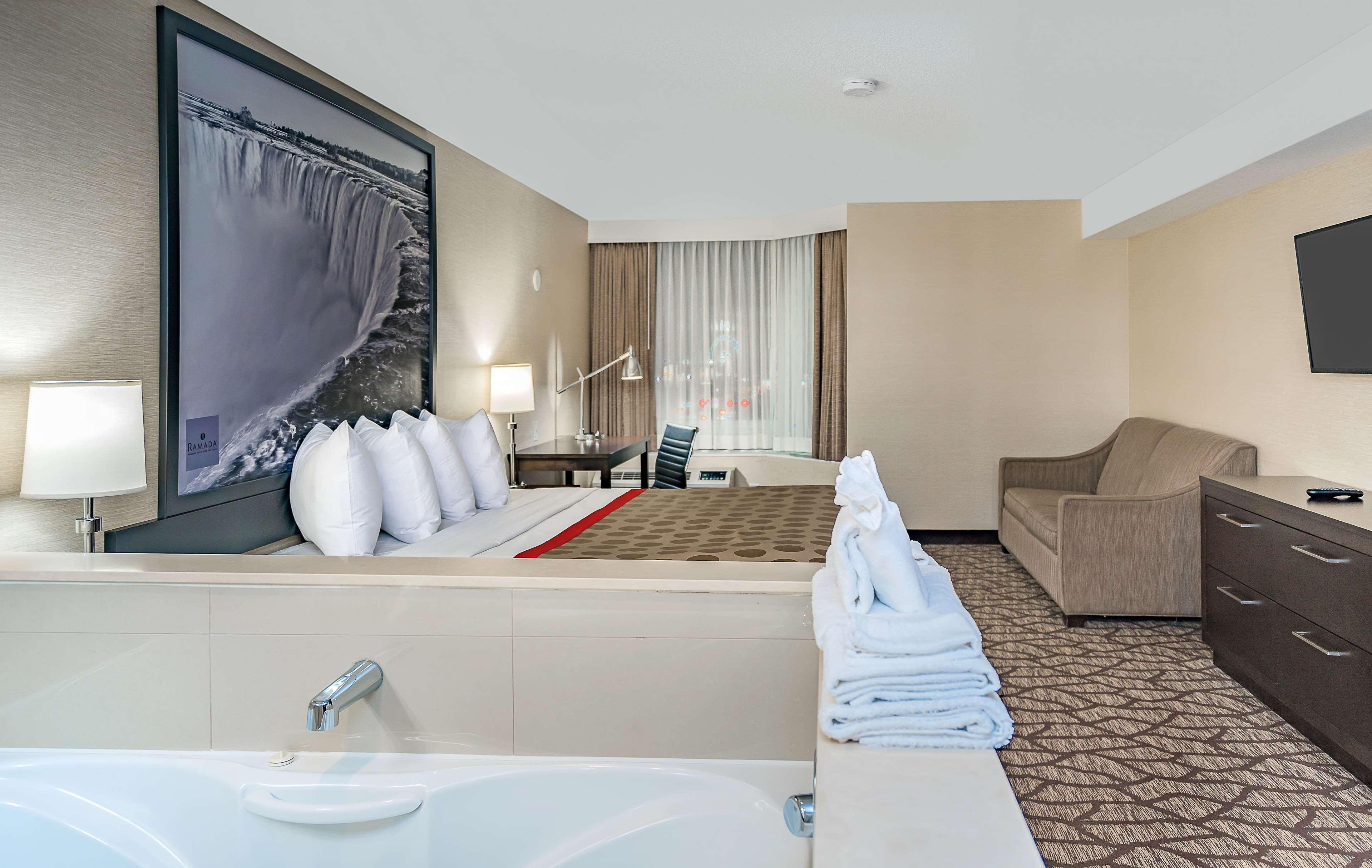 Ramada By Wyndham Niagara Falls Near The Falls Екстериор снимка