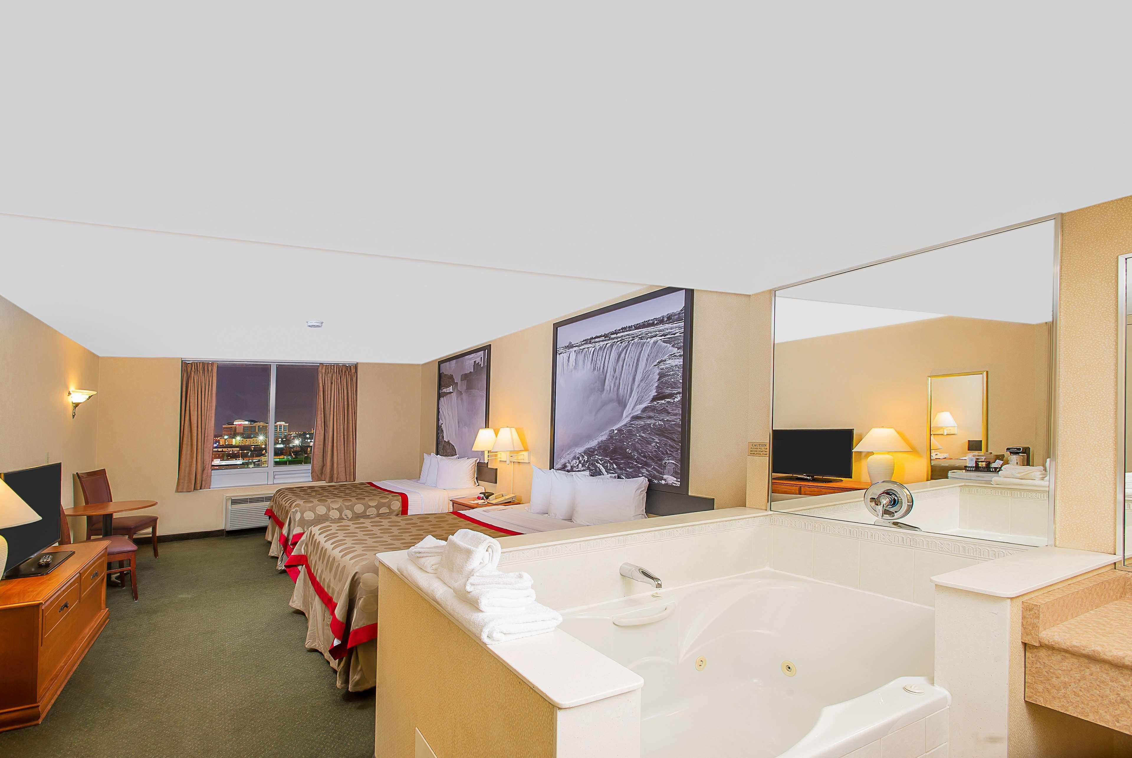 Ramada By Wyndham Niagara Falls Near The Falls Екстериор снимка