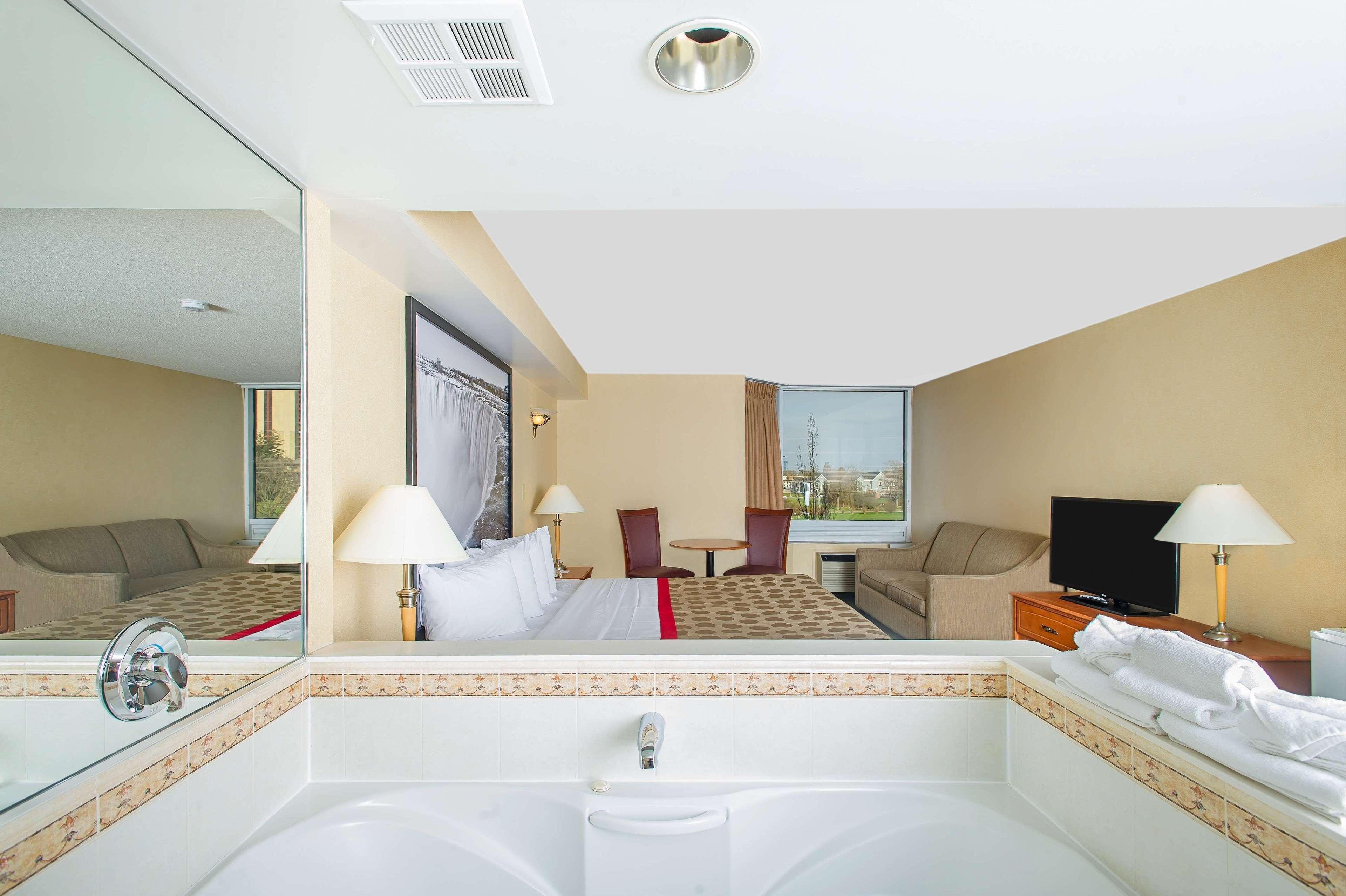 Ramada By Wyndham Niagara Falls Near The Falls Екстериор снимка