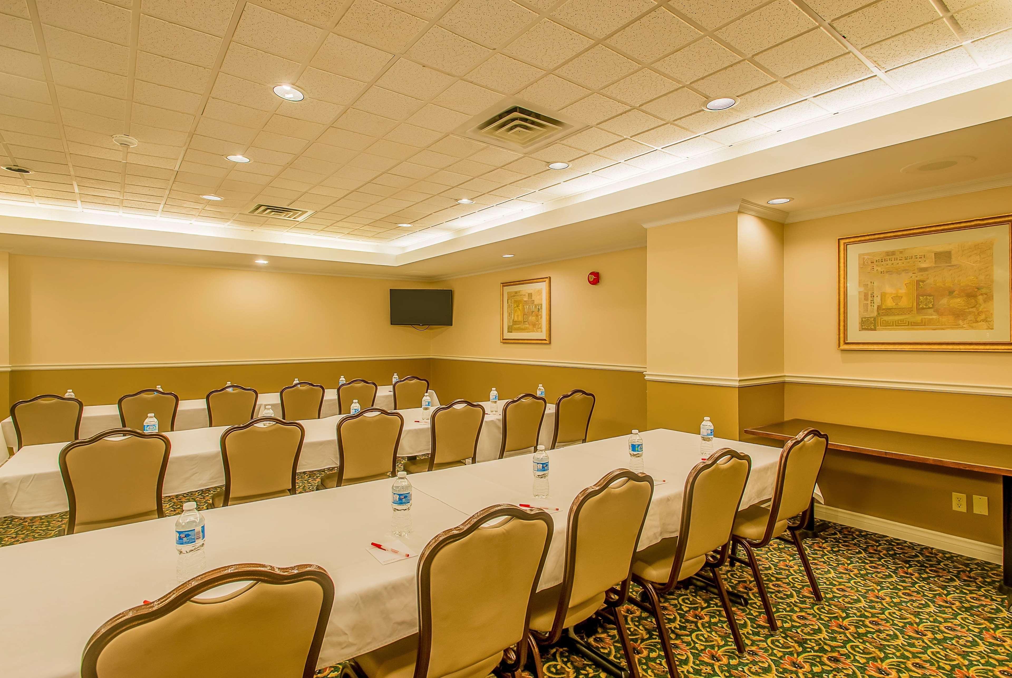 Ramada By Wyndham Niagara Falls Near The Falls Екстериор снимка
