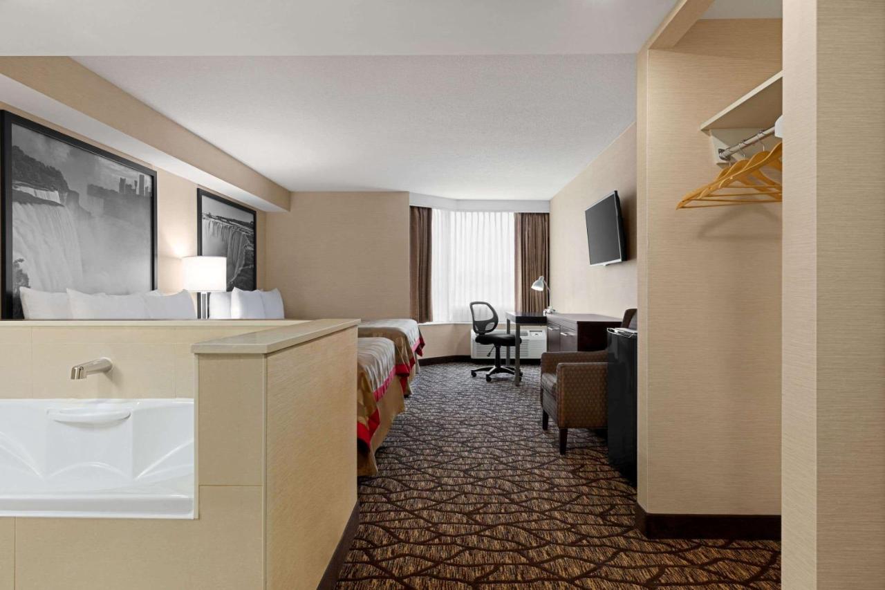 Ramada By Wyndham Niagara Falls Near The Falls Екстериор снимка