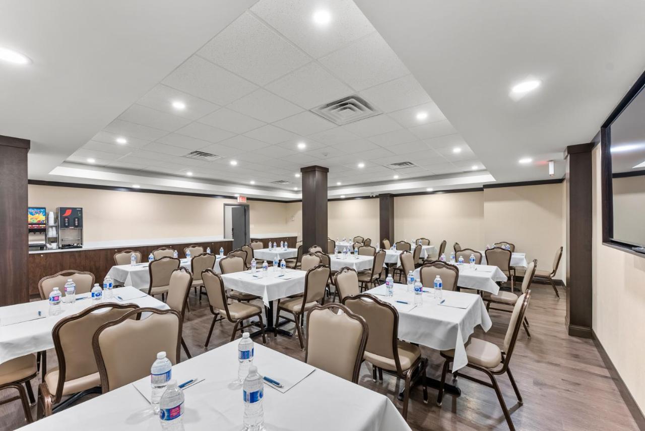 Ramada By Wyndham Niagara Falls Near The Falls Екстериор снимка