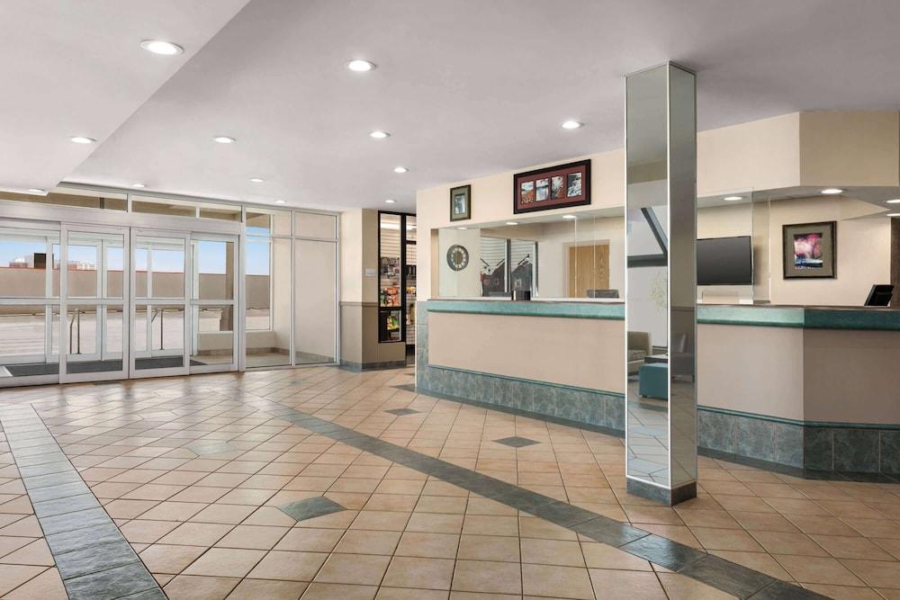 Ramada By Wyndham Niagara Falls Near The Falls Екстериор снимка