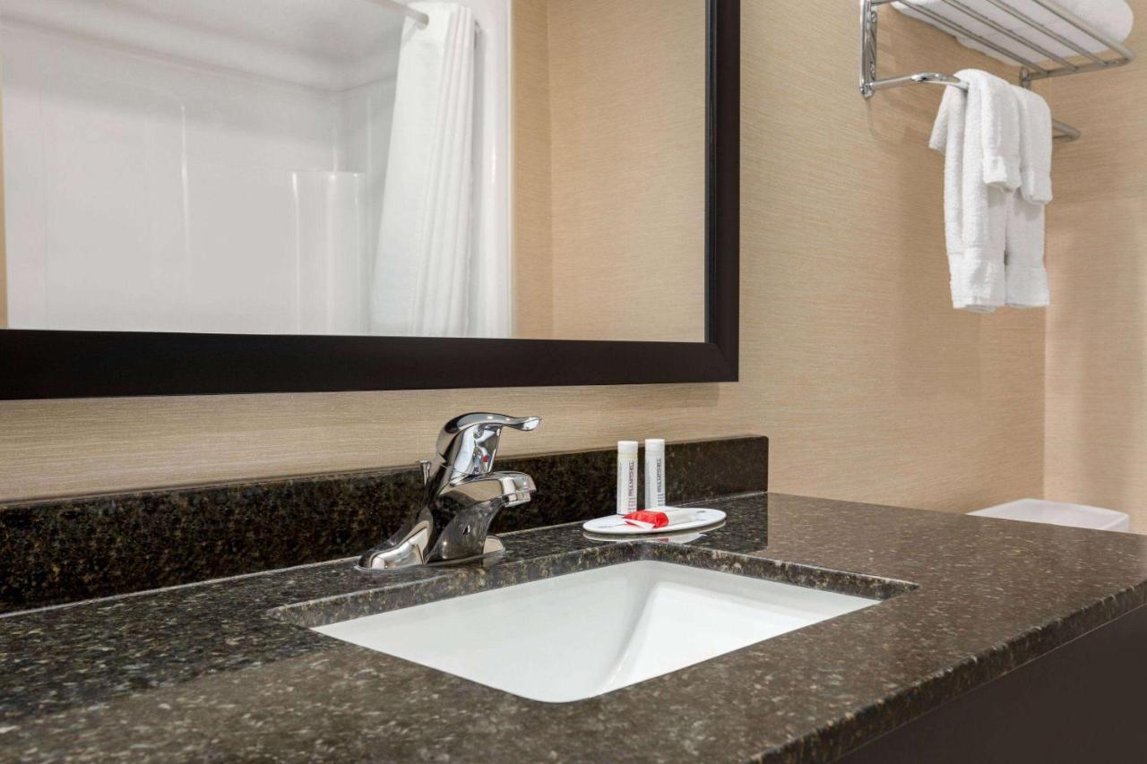 Ramada By Wyndham Niagara Falls Near The Falls Екстериор снимка