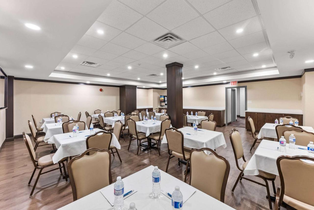 Ramada By Wyndham Niagara Falls Near The Falls Екстериор снимка